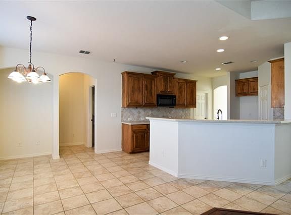 4th image of 2813 Pioneer Dr