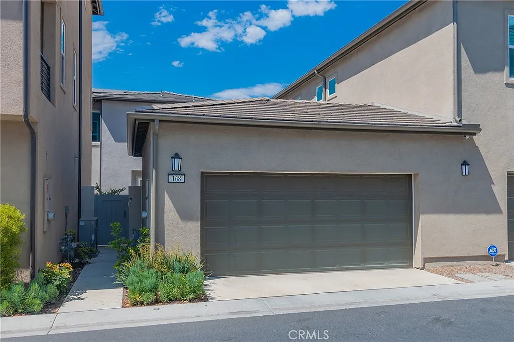 4 bed, 2418 sqft, $8,000 — Photo 3