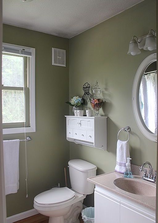 Updated main floor bath