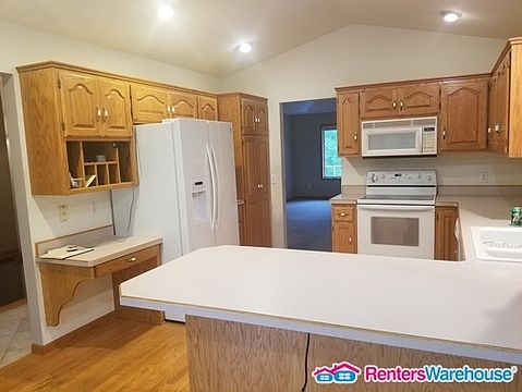 5th image of 19560 Jasper St NW