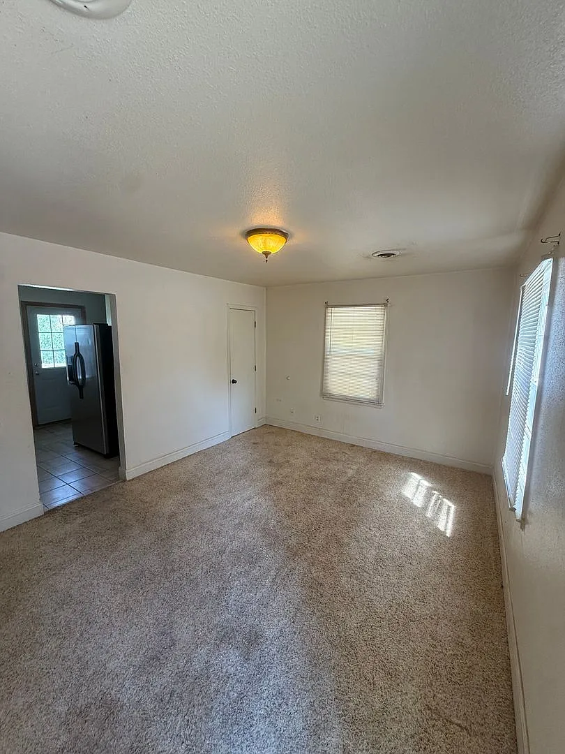 2 Bedroom Single Family Home Pet Friendly — Photo 2