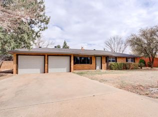 221 Tanglewood Ln, Levelland, TX 79336