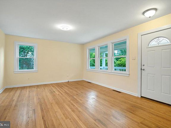 2nd image of 1604 Crawford Dr