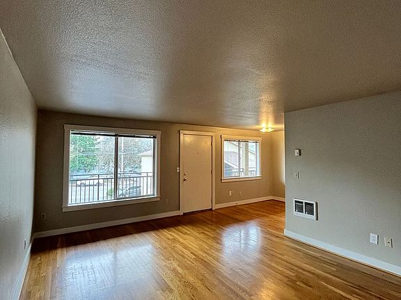4th image of 2703-2723 SE Division St #10