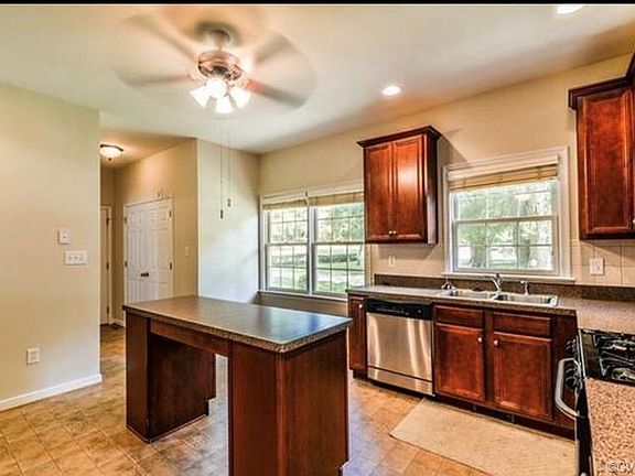 5th image of 628 Pinehurst Ave