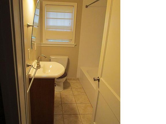 3rd image of 733 E Ivy Dr