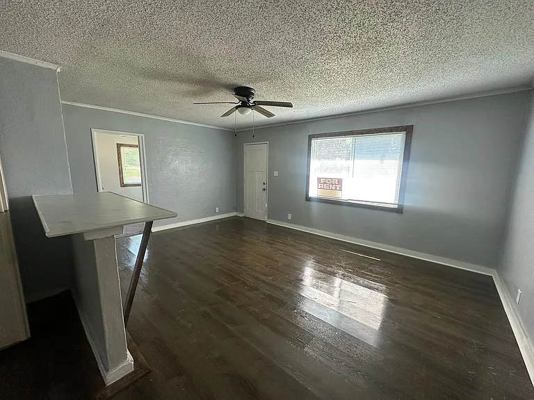 1326 Barry St — Photo 4