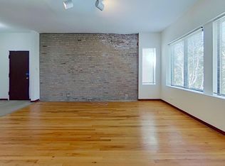 Top Floor Southport Corridor One Bedroom, Chicago, IL 60657