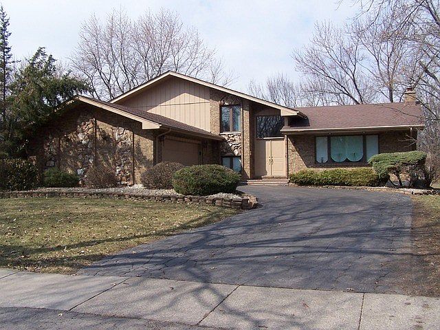 1st image of 1326 Heather Hill Cres