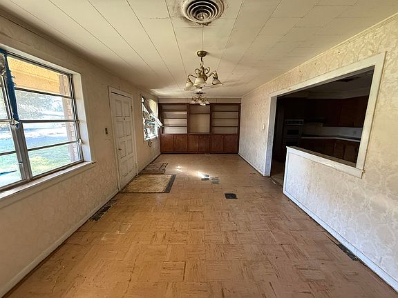 2nd image of 240 Willow D St