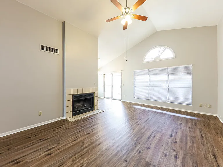 429 E Utopia Rd — Photo 5