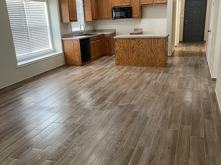 1316 Honeywood Ln — Photo 4