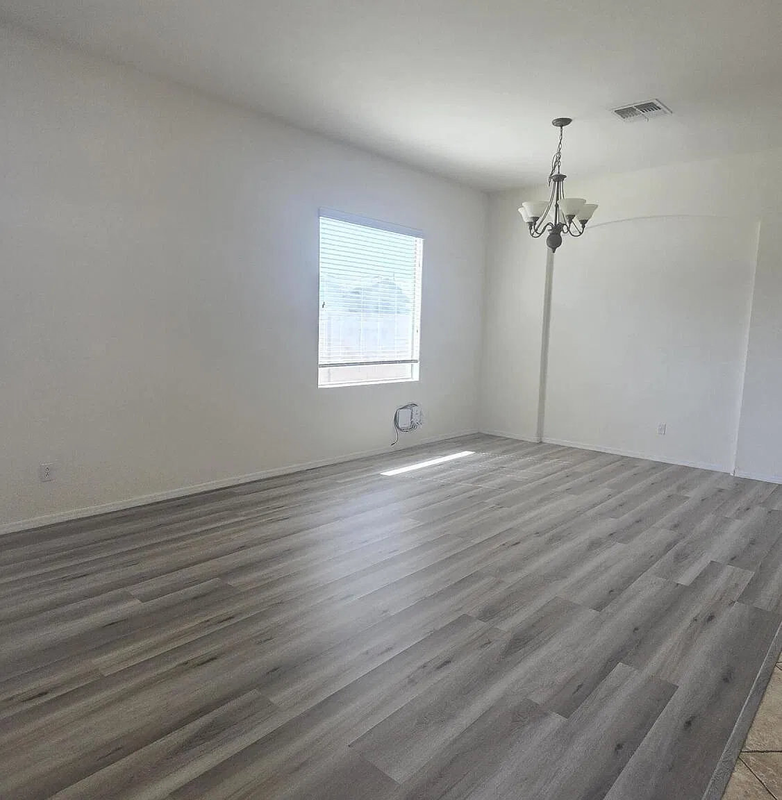 4 bed, 2.0 bath, 2372 sqft, $2,050 — Photo 2