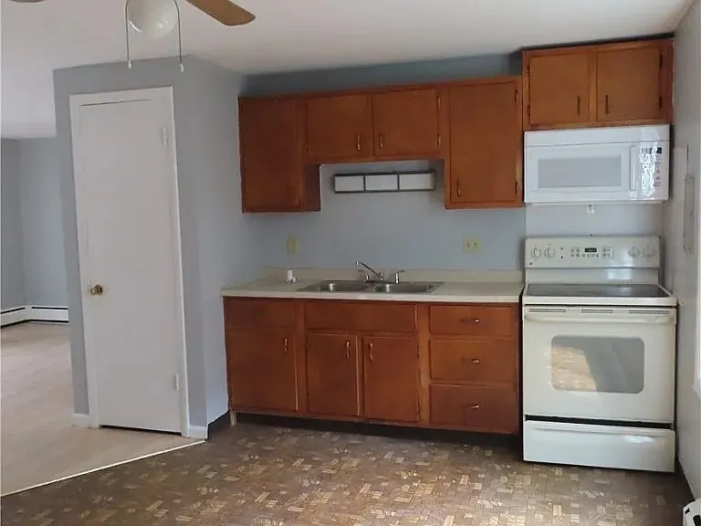 1027 Highland St #7 — Photo 2