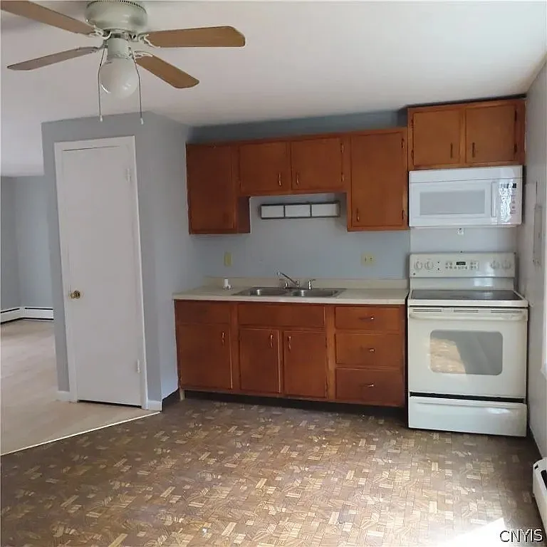 Building Photo - 1027 Highland St #3