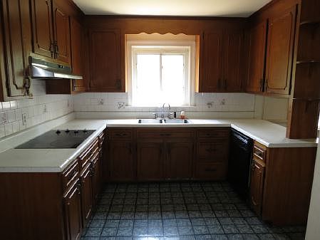 3rd image of 4433 Adelaide Ave