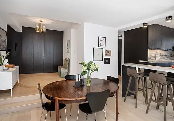 3rd image of 301 E 48th St APT 7B