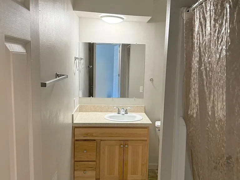 Willow Lake Apartments — Photo 7