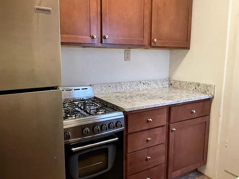 St. Clair Apartments — Photo 24