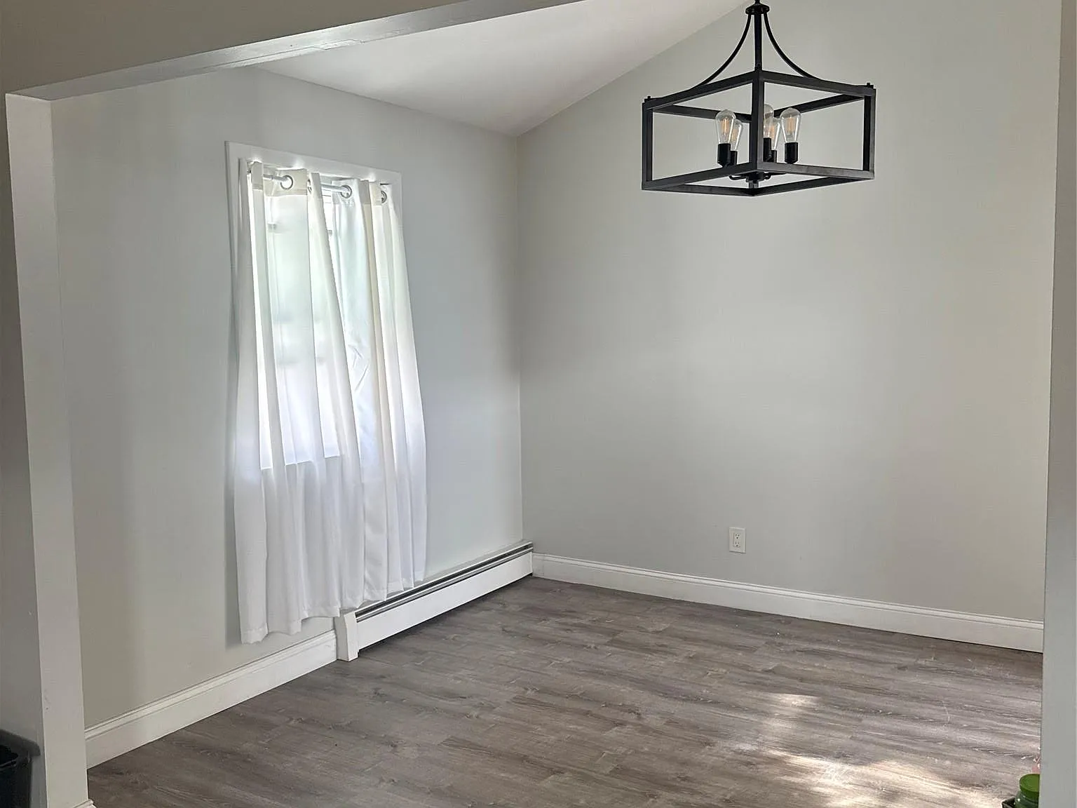 3 bed, 2.0 bath, 980 sqft, $3,700 — Photo 2