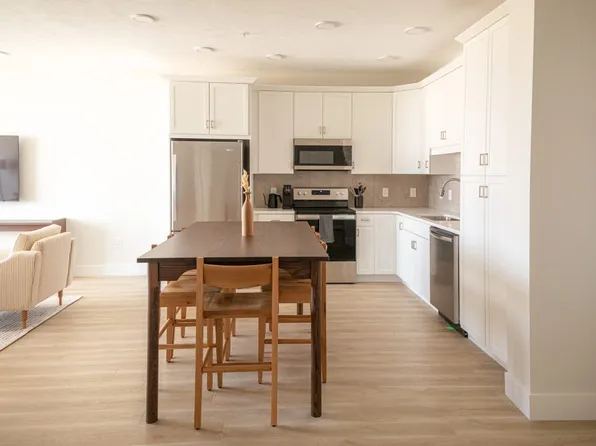 Boardwalk Suites & Residences by Kasa, 232 E State St #945df6fb3, Traverse City, MI 49684