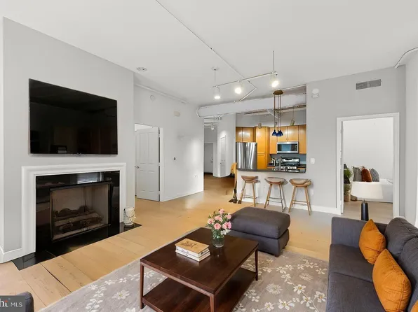 4490 Market Commons Dr Unit 202, Fairfax, VA 22033