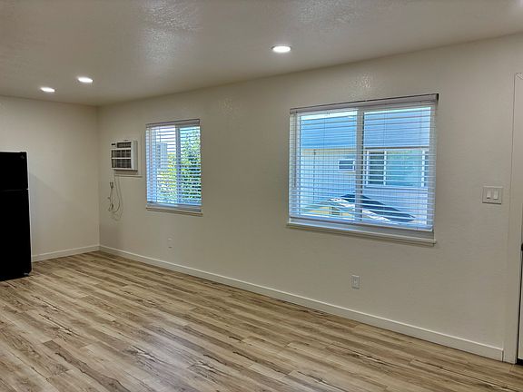 3rd image of 1629 Holly Dr #18