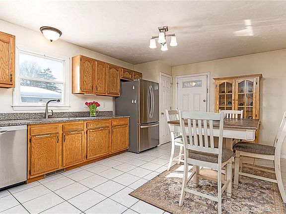 5th image of 173 Russell Dr