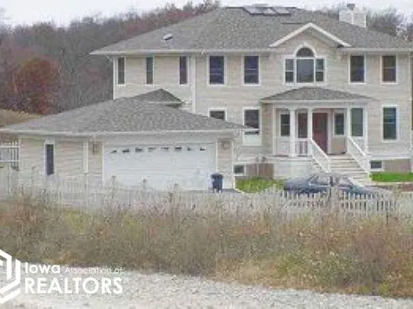 1965 Cherry Tree Ln, Fairfield, IA 52556