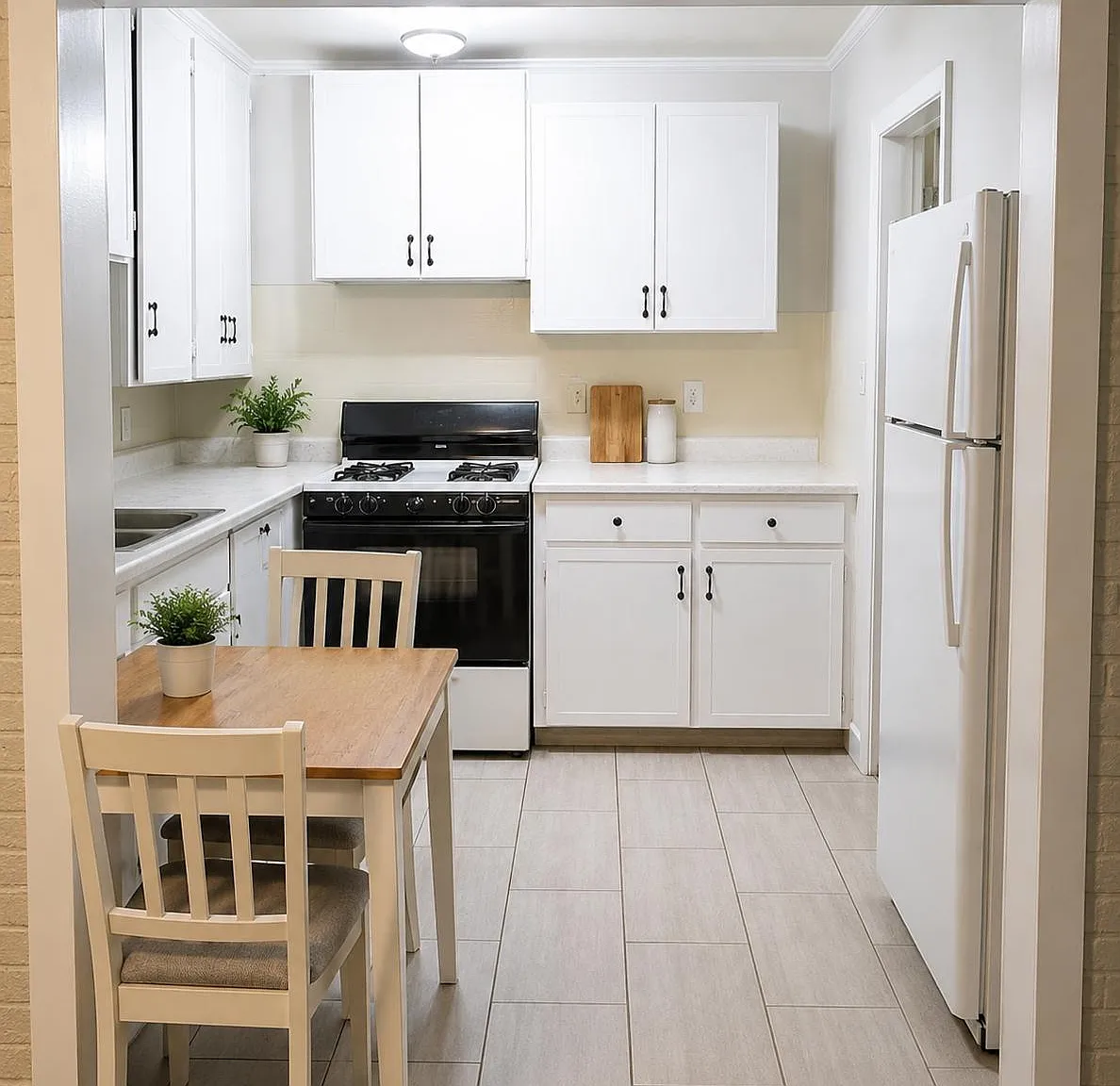 4 bed, 1.0 bath, 1700 sqft, $905 — Photo 2