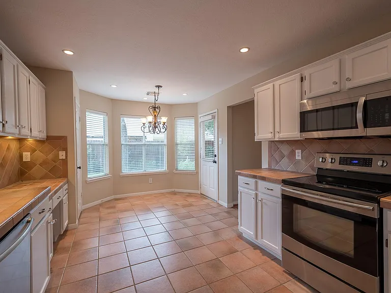 16015 Lausanne Dr — Photo 12
