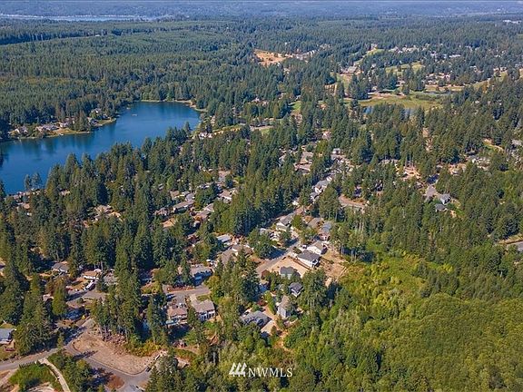 Beautiful neighborhood with so many amenities.