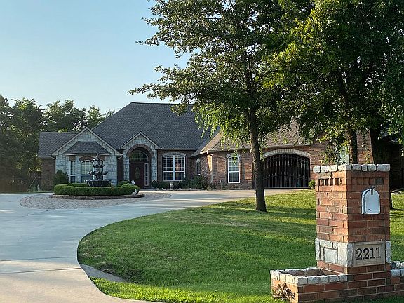 2nd image of 2211 Oakmont Dr