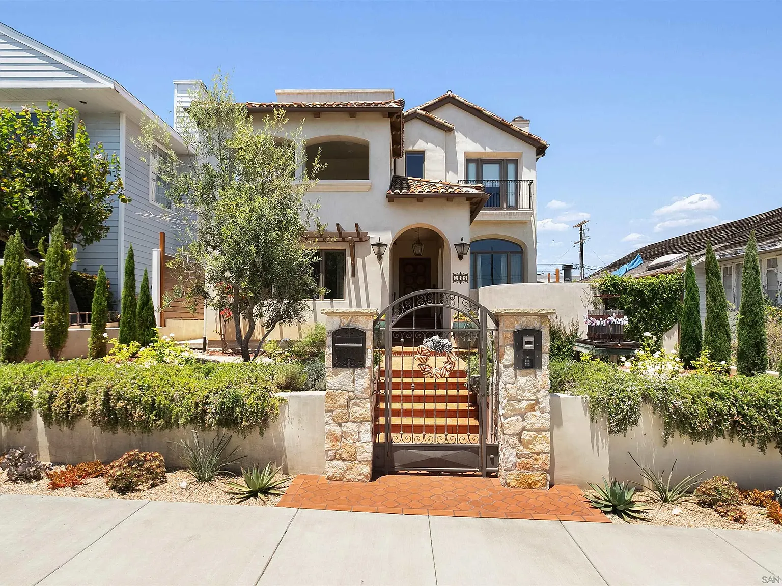 4 bed, 4.5 bath, 2852 sqft, $10,000 — Photo 1