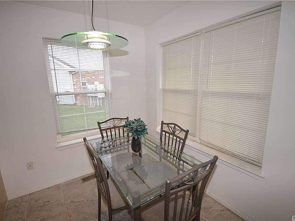 5th image of 17 Broadlawn Dr