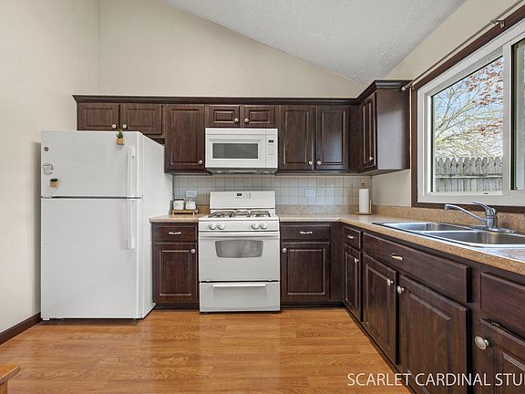 3rd image of 30W124 Wood Ct