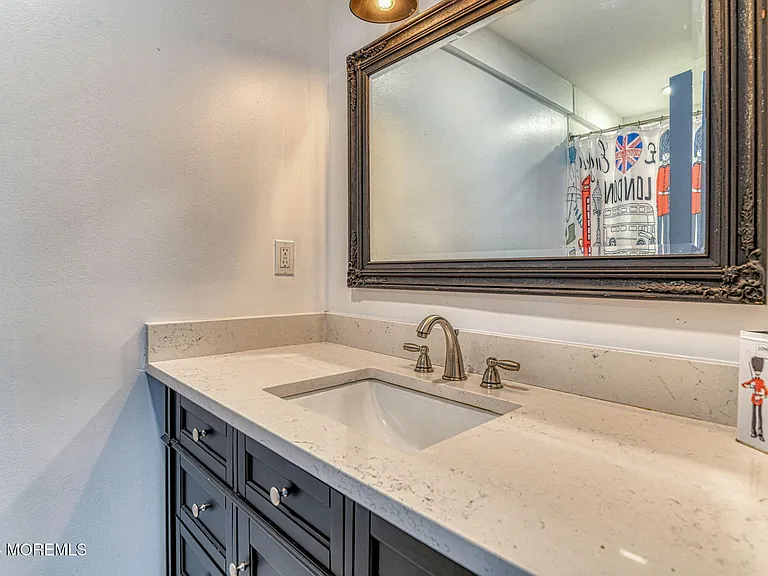36 Heck Ave — Photo 21