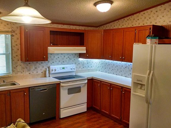 Electric stove. Large Refrigerator.