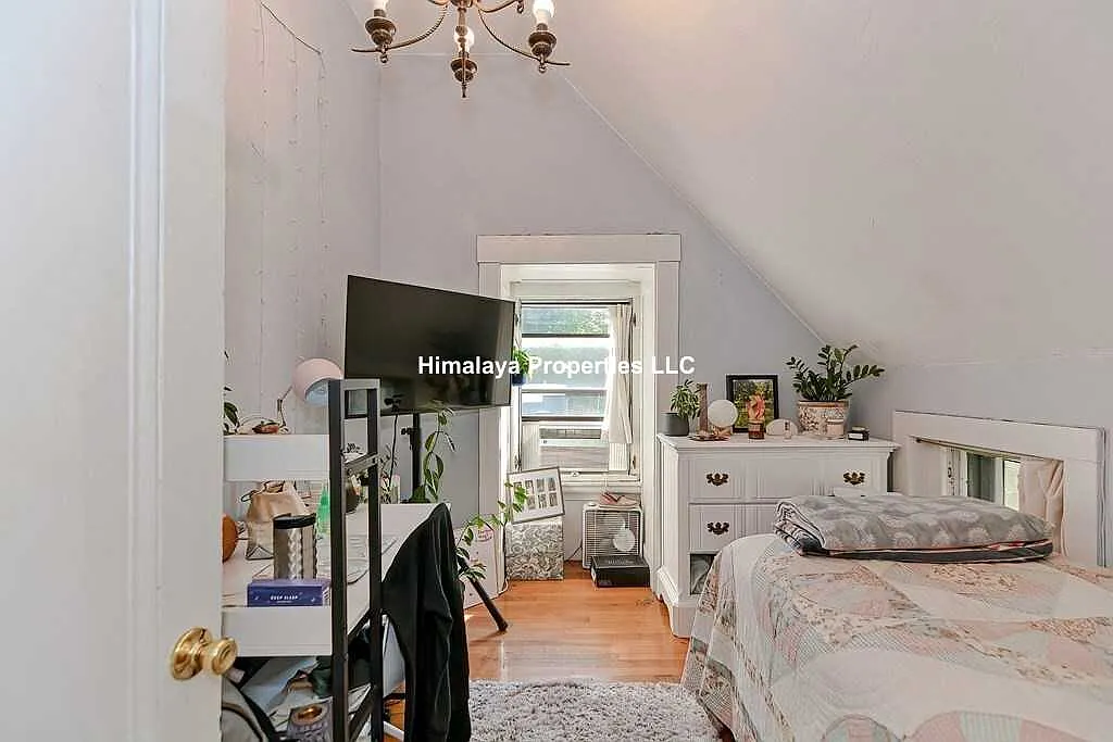 5 bed, $8,800 — Photo 4