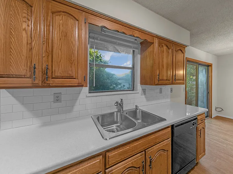 2204 Douglas St — Photo 7