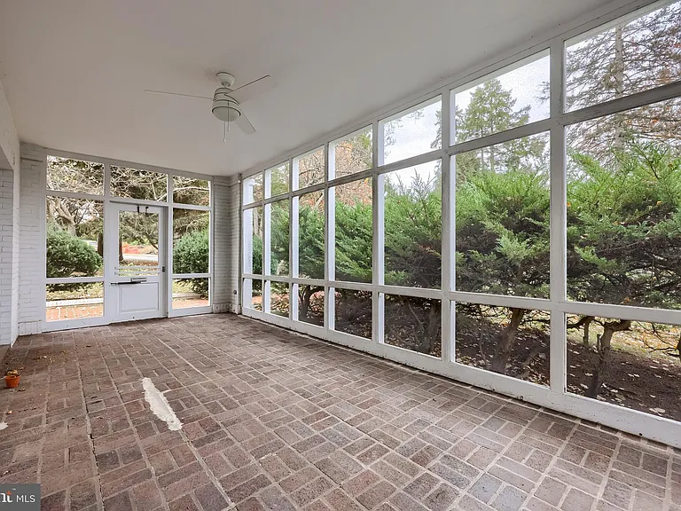 226 E Caracas Ave — Photo 11