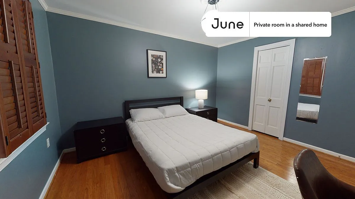Queen bedroom in 7 bed/4 bath home in Southwest Waterfront #526 A — Photo 1
