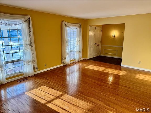 3rd image of 890 Meadowgrass Dr