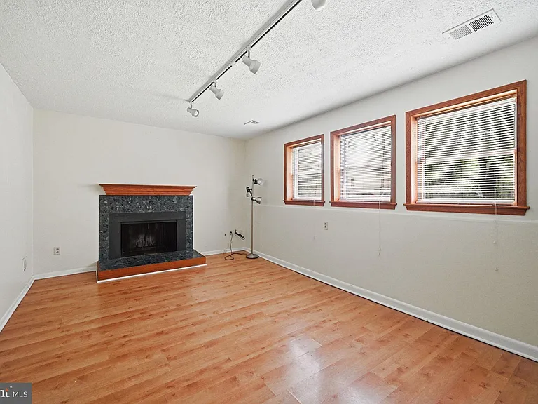 6251 Parallel Ln — Photo 6