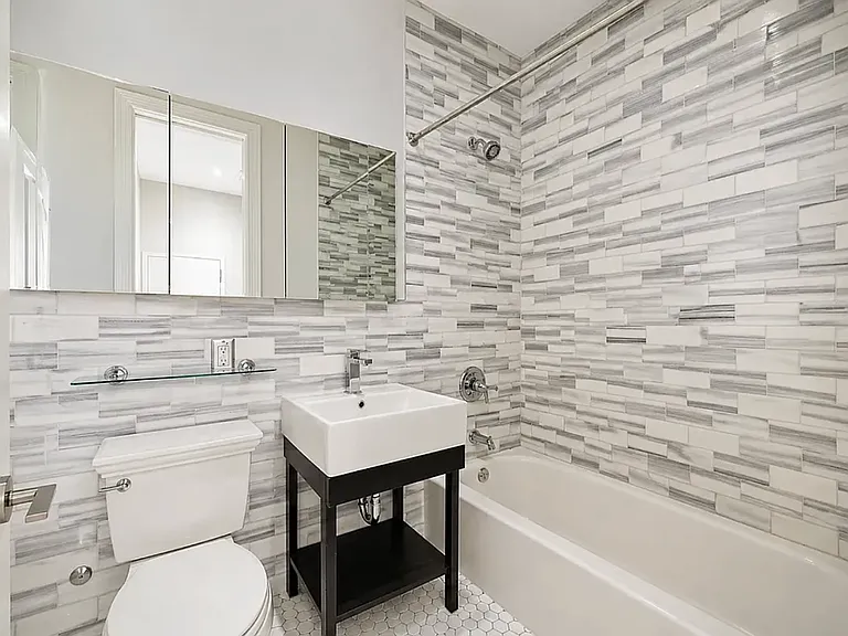 560 Hudson St #4 — Photo 4