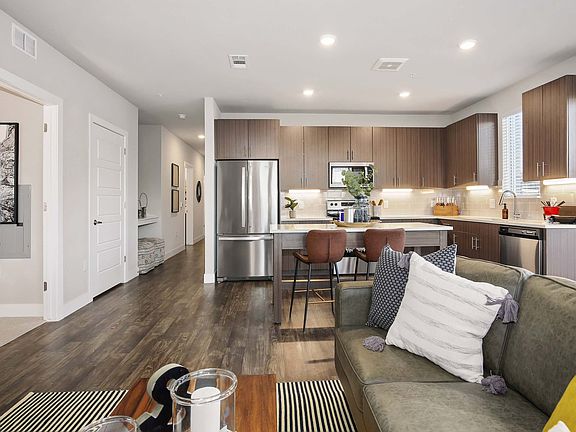 4th image of 1620 8th St #2-211