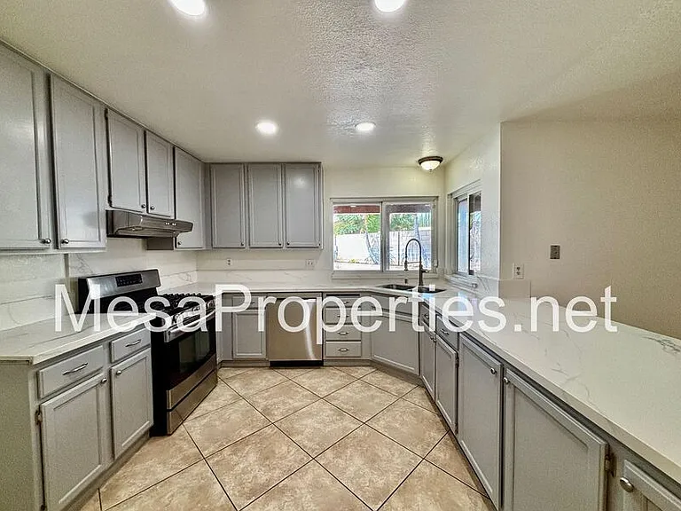 2378 N Sycamore Ave — Photo 7