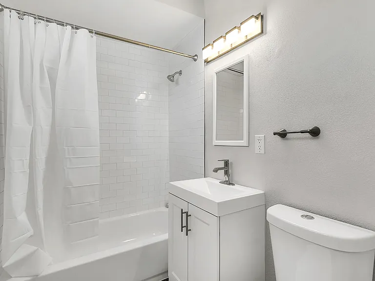 Courtyard Apartments at La Pat Place — Photo 6