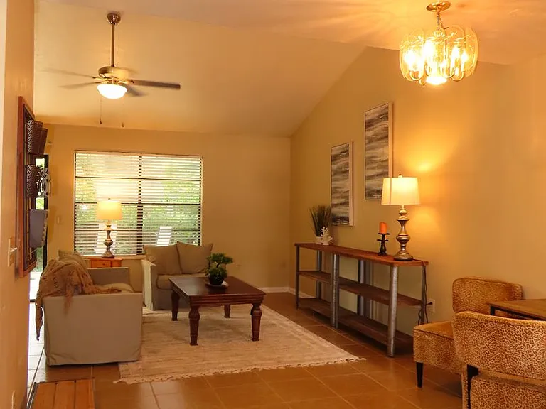 4427 SW 21st Ln — Photo 2