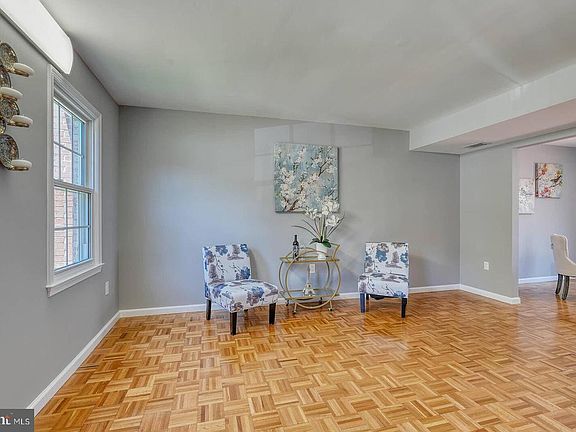3rd image of 214 Pender Pl